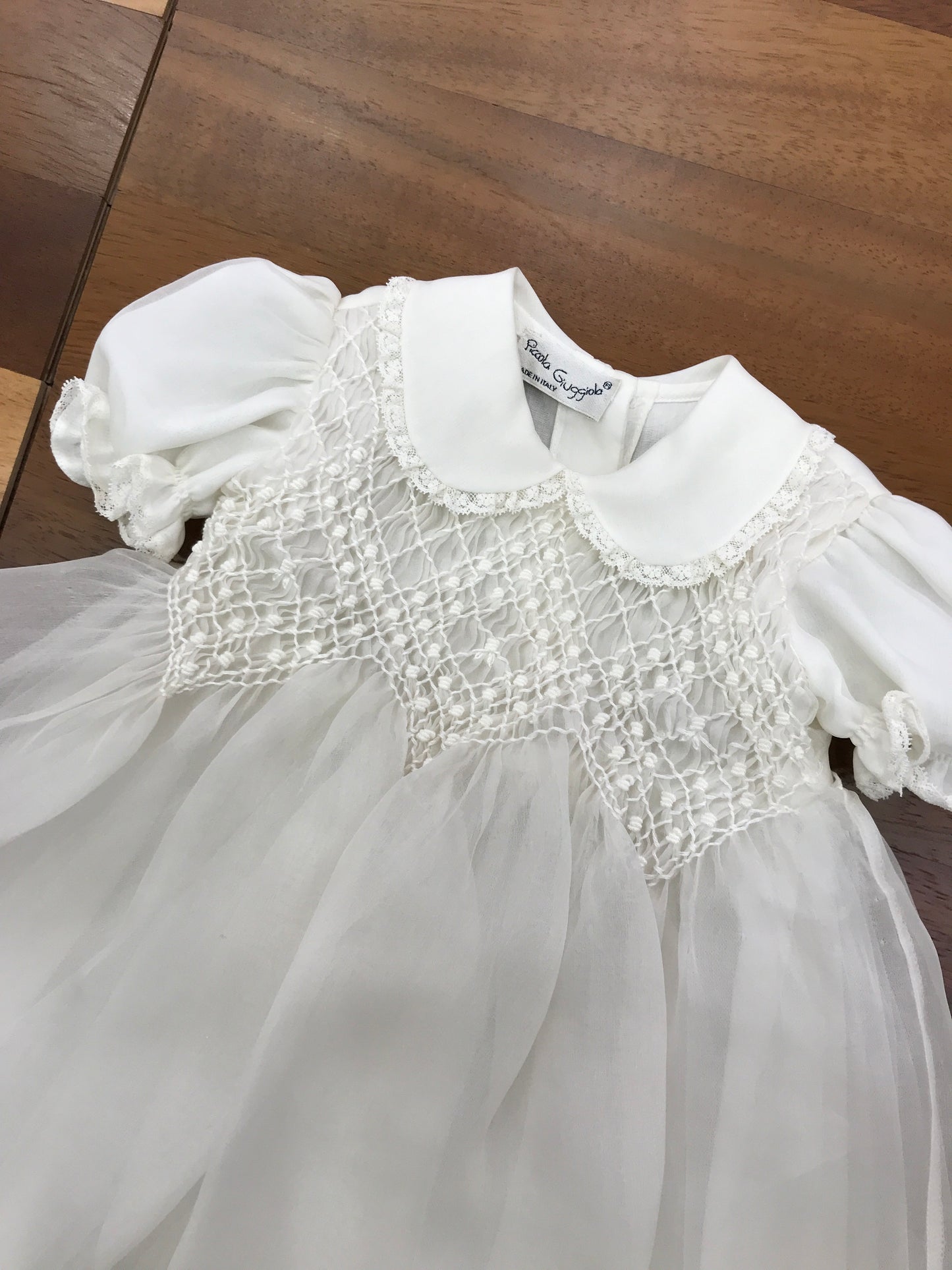 Abitino Piccola Giuggiola in organza in seta gonna ampia ricamata manica corta a sbuffo lavorazione di punto smock sul corpetto