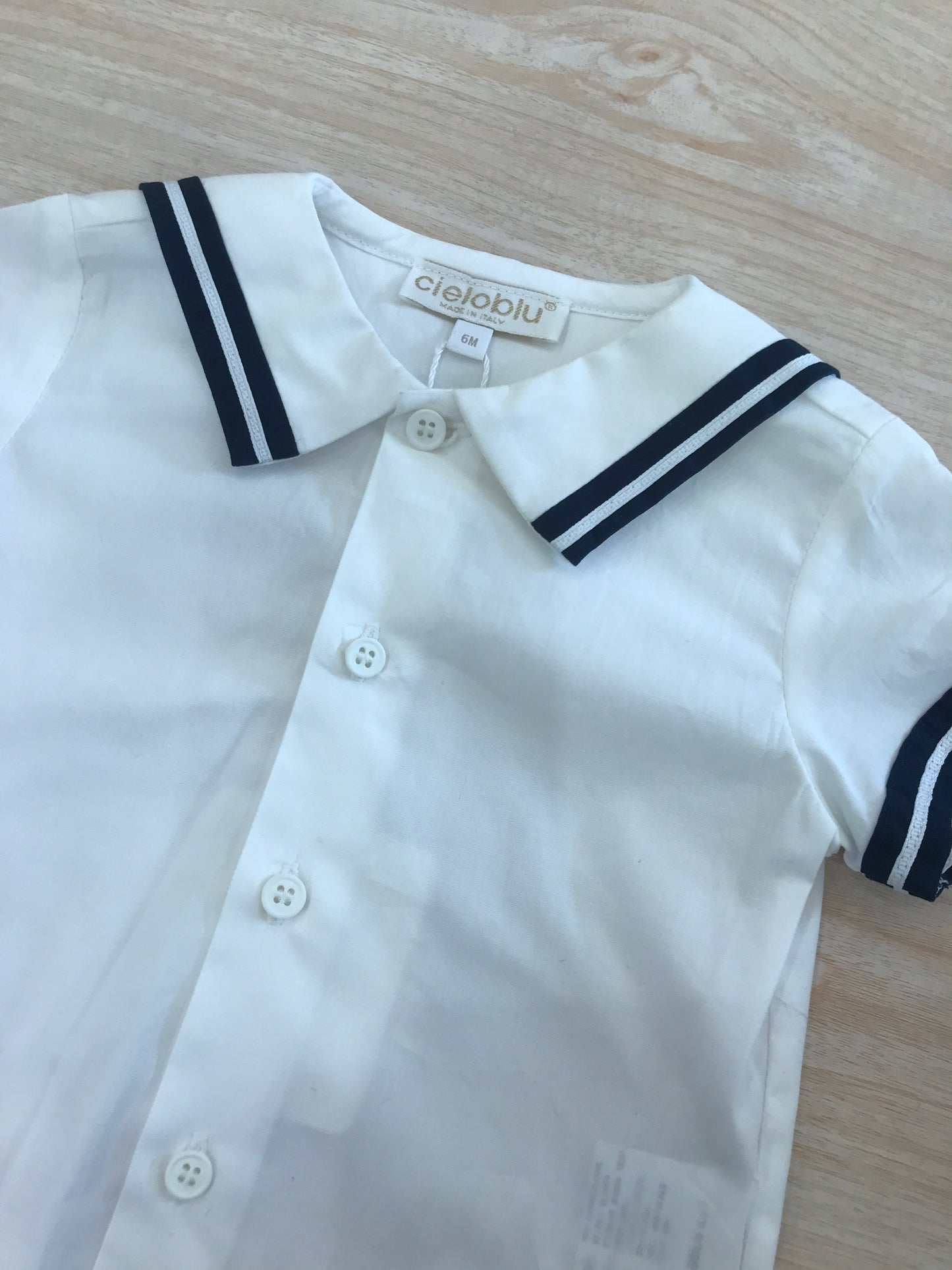 Completo Cielo Blu in cotone camicia mezza manica dal profilo blu a righe con bermuda blu scuro con bottoncini