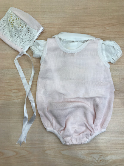 Pagliaccetto Ladia in filo traforato in rosa e bianco con camicina abbinata a sbuffo e cuffietta bianca e rosa traforata con laccio