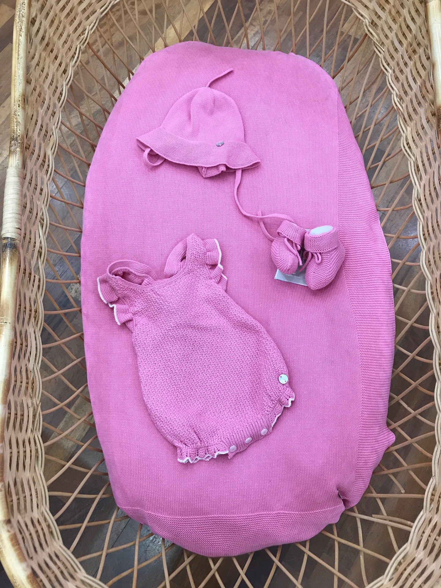 Coordinato nascita Paz Rodriguez in filo fucsia con lavorazione a maglia