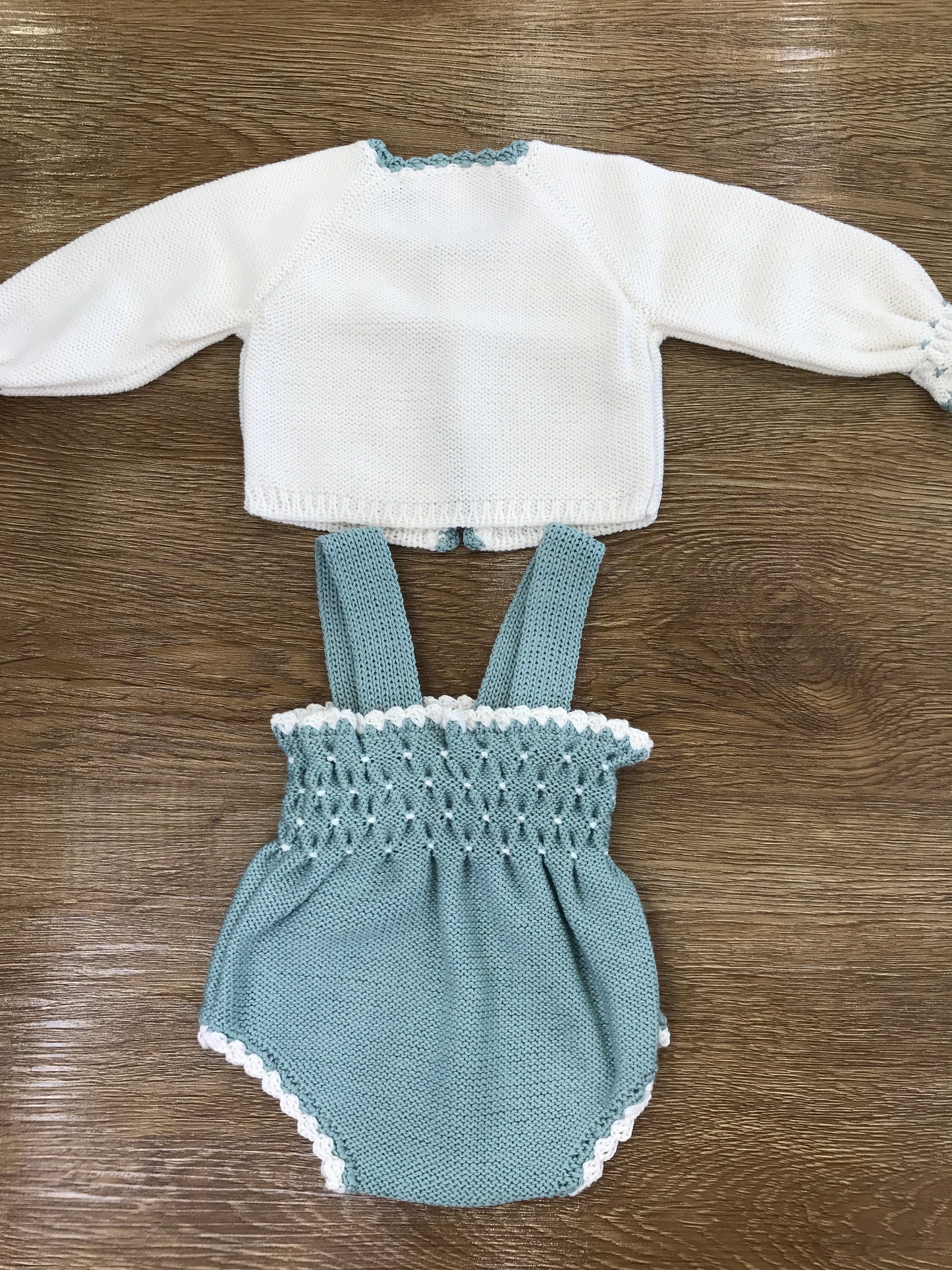 Completo Fofettes cardigan panna smerlato rifinito in verde menta con salopette con bretelle e lavorazione di punto smock