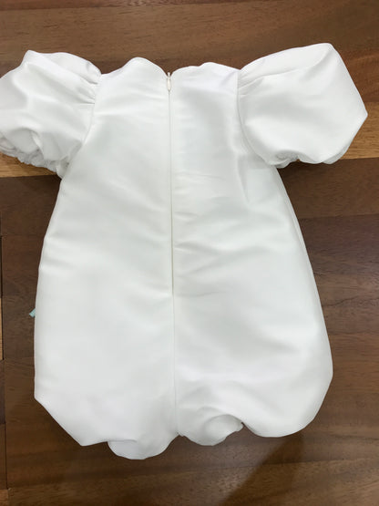Pagliaccetto a'lapage in seta manica a sbuffo con fiori in tulle e stelo con zip sul retro