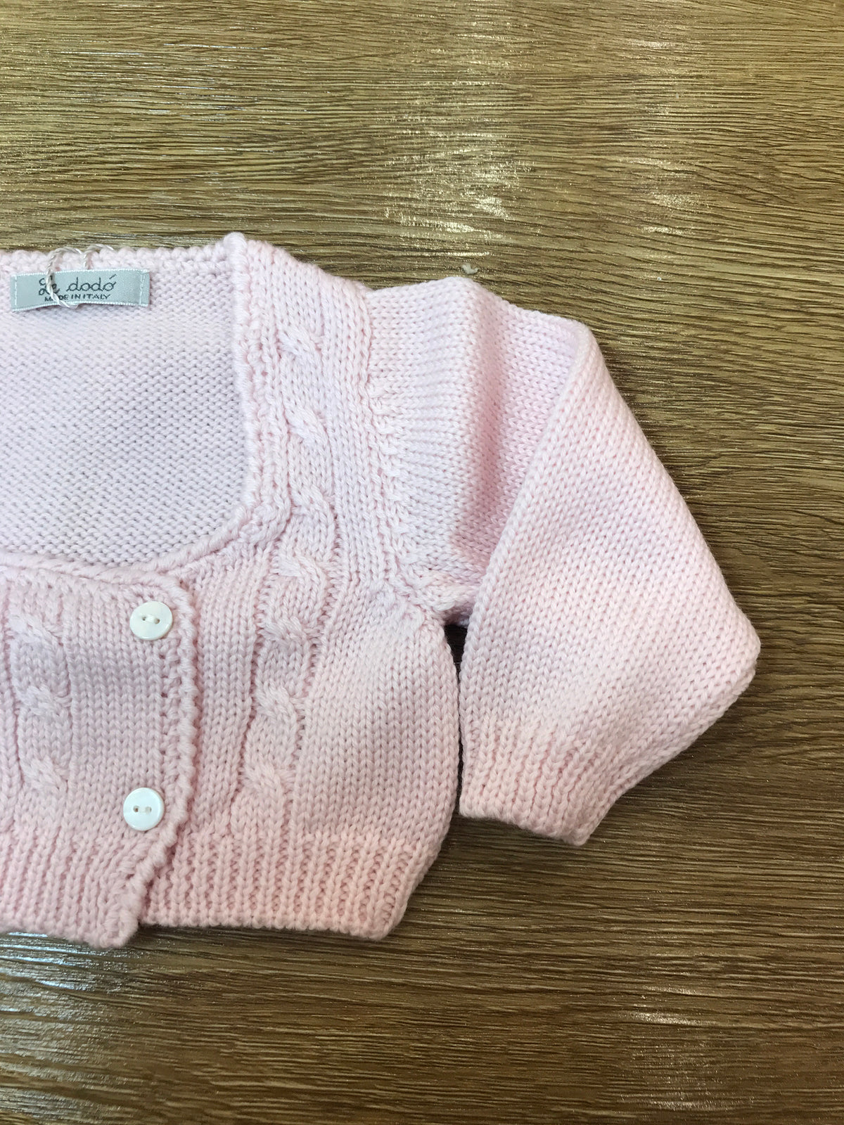 Cardigan Le Dodò in lana rosa con lavorazione di trecce e chiusura doppiopetto