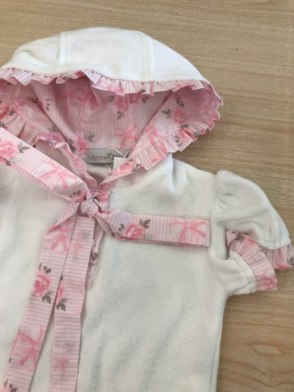 Poncho Fofettes in spugna bianca con rusche rosa con rose mezza manica con cappuccio