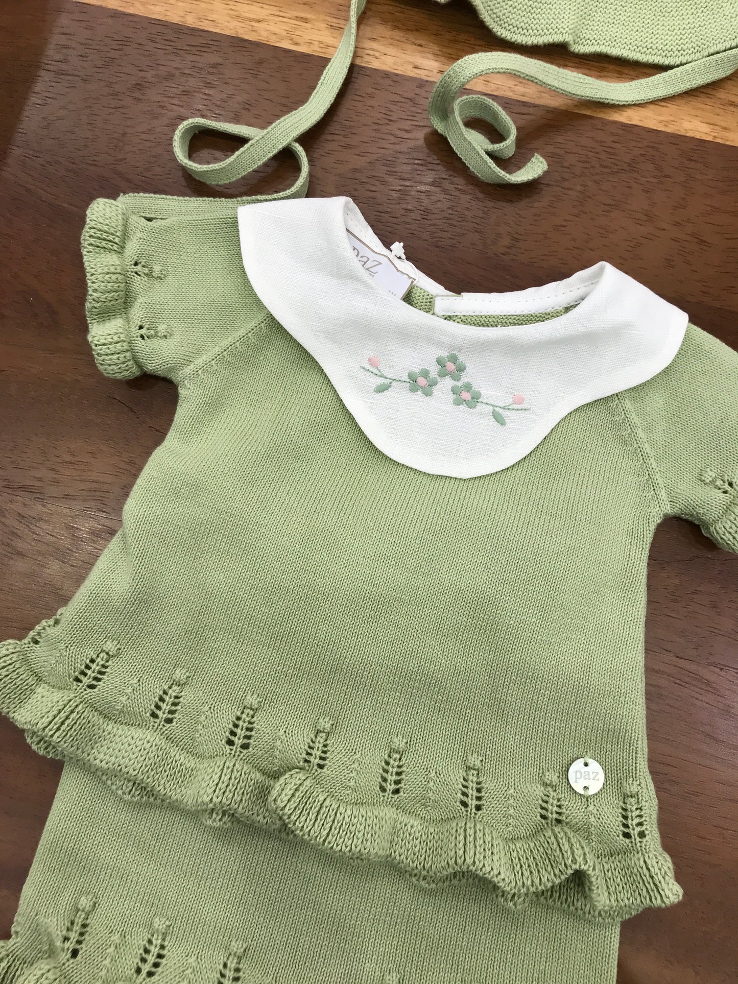 Completo Paz Rodriguez in filo verde due pezzi pantaloncino smerlato mezza manica colletto smerlato in lino bianco con fiori rosa e verdi con cuffia abbinata smerlata con laccetti