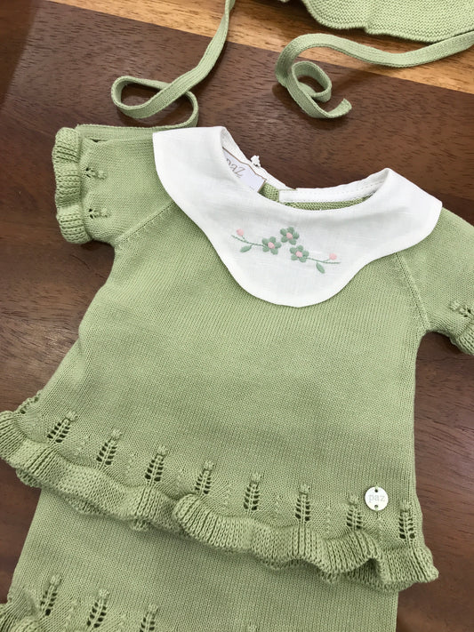 Completo Paz Rodriguez in filo verde due pezzi pantaloncino smerlato mezza manica colletto smerlato in lino bianco con fiori rosa e verdi con cuffia abbinata smerlata con laccetti