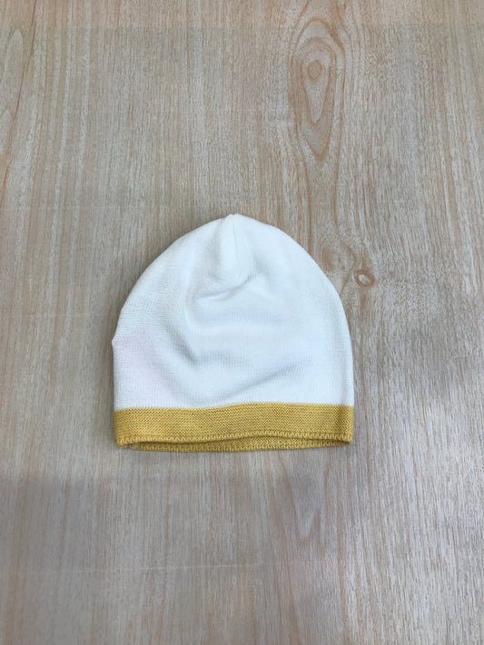Cappello Colori Chiari in filo bianco con fiore giallo sul davanti