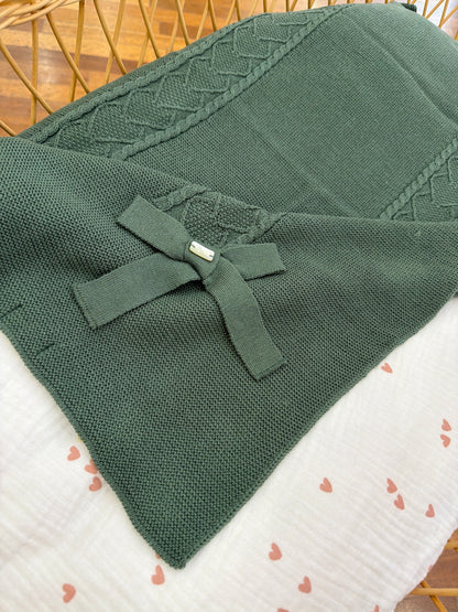 Coperta PCS con lavorazione centrale di trecce e cuori ricamati con fiocco laterale