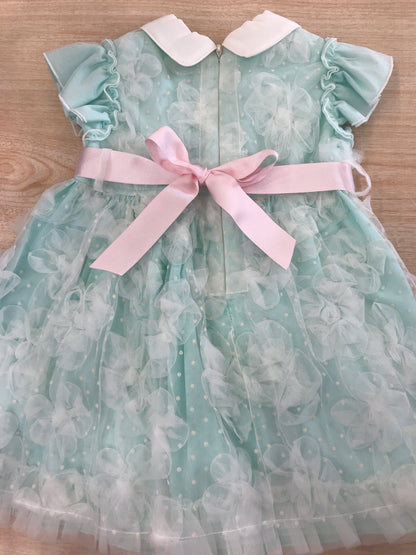 Abito Cielo Blu in cotone rivestito da tulle con tanti piccoli fiocchi e pois smanicato con rusche con fiocco rosa sul davanti e retro