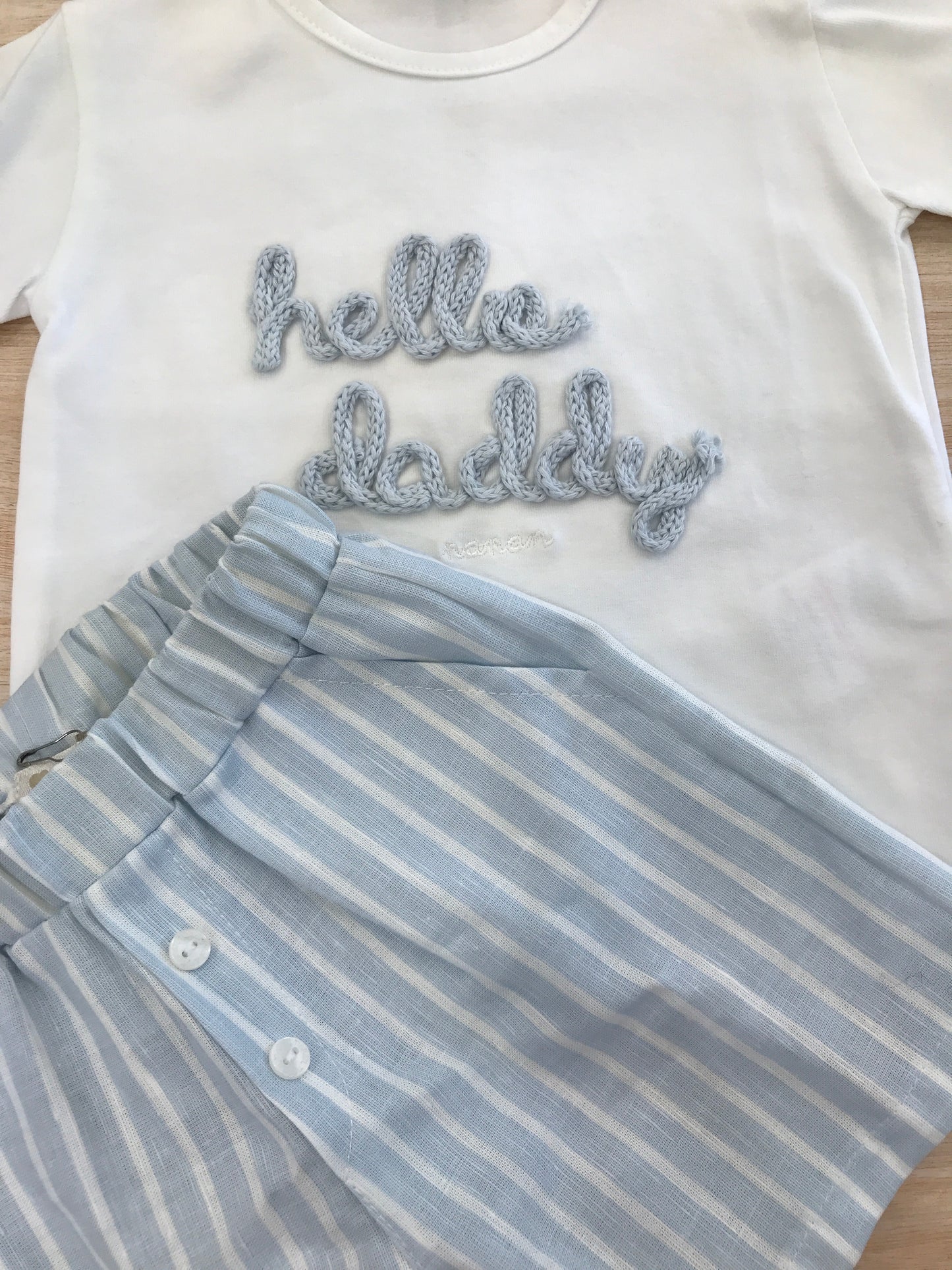 Completo Nanan due pezzi t-shirt mezza manica con scritta in rilievo con bermuda a righe bianche e celesti