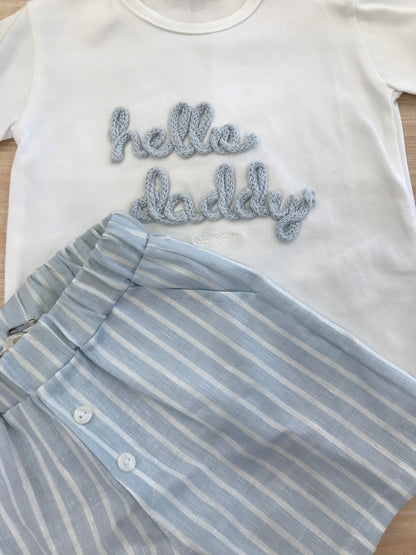 Completo Nanan due pezzi t-shirt mezza manica con scritta in rilievo con bermuda a righe bianche e celesti