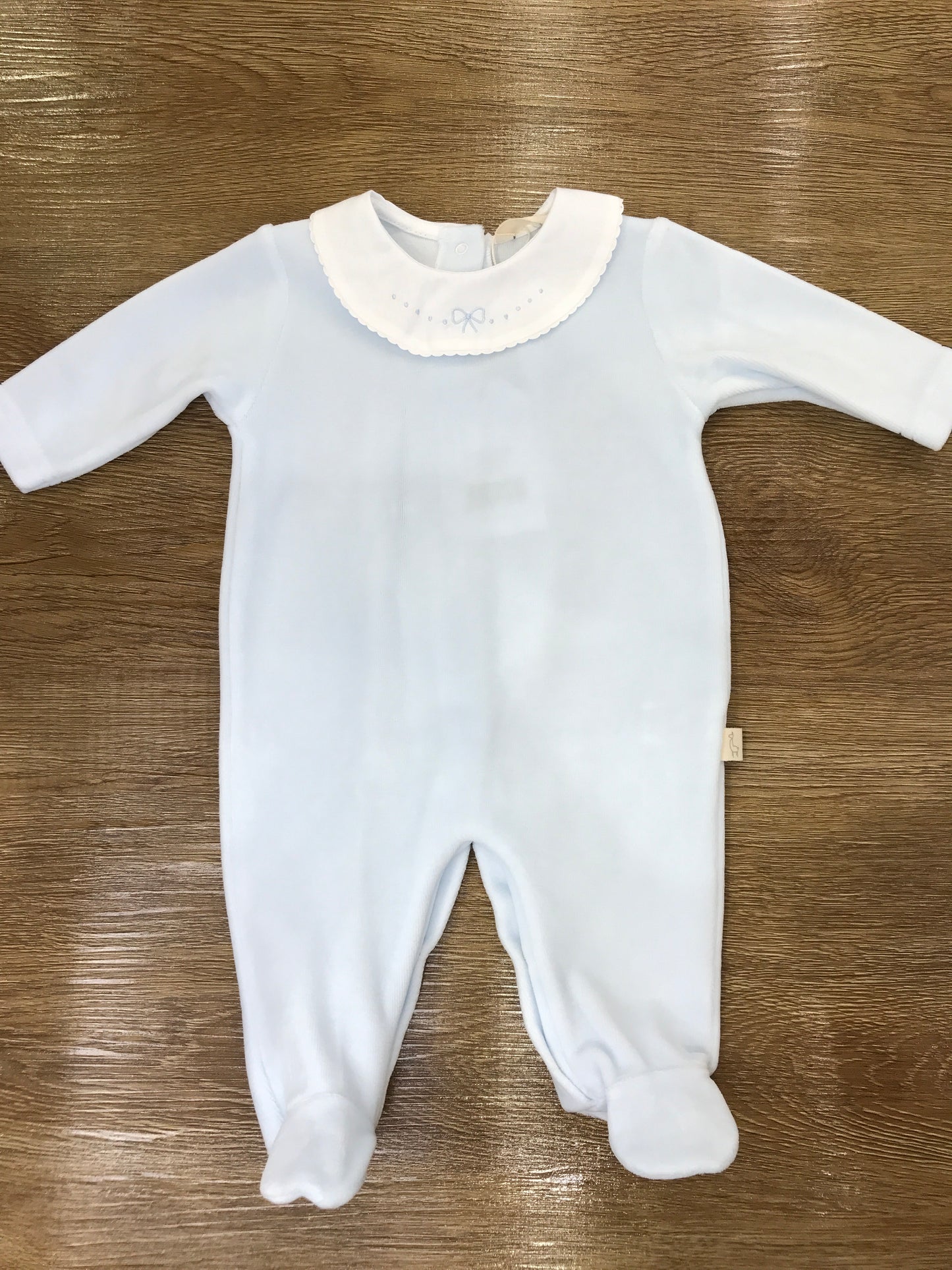 Tutina Baby Gi in ciniglia celeste intera con collo tondo smerlato bianco e fiocchetto celeste ricamato