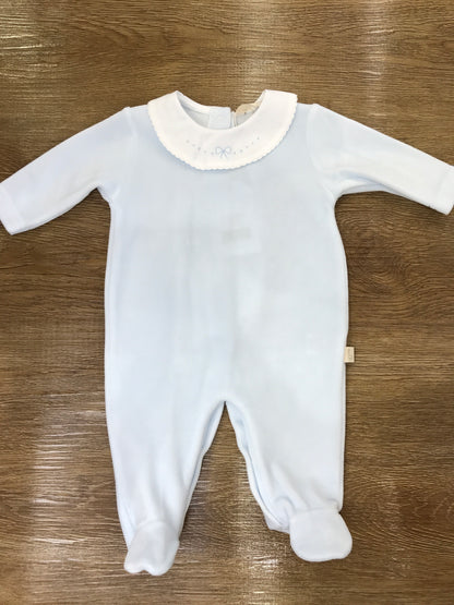 Tutina Baby Gi in ciniglia celeste intera con collo tondo smerlato bianco e fiocchetto celeste ricamato