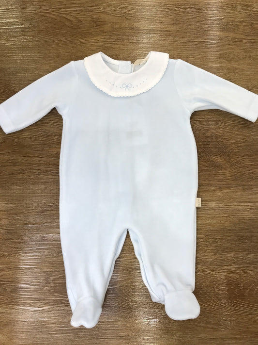 Tutina Baby Gi in ciniglia celeste intera con collo tondo smerlato bianco e fiocchetto celeste ricamato