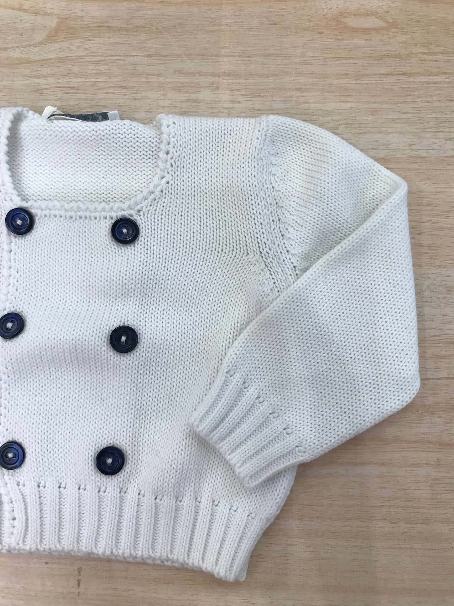 Cardigan Colibrì in filo bianco doppio petto con bottoncini blu