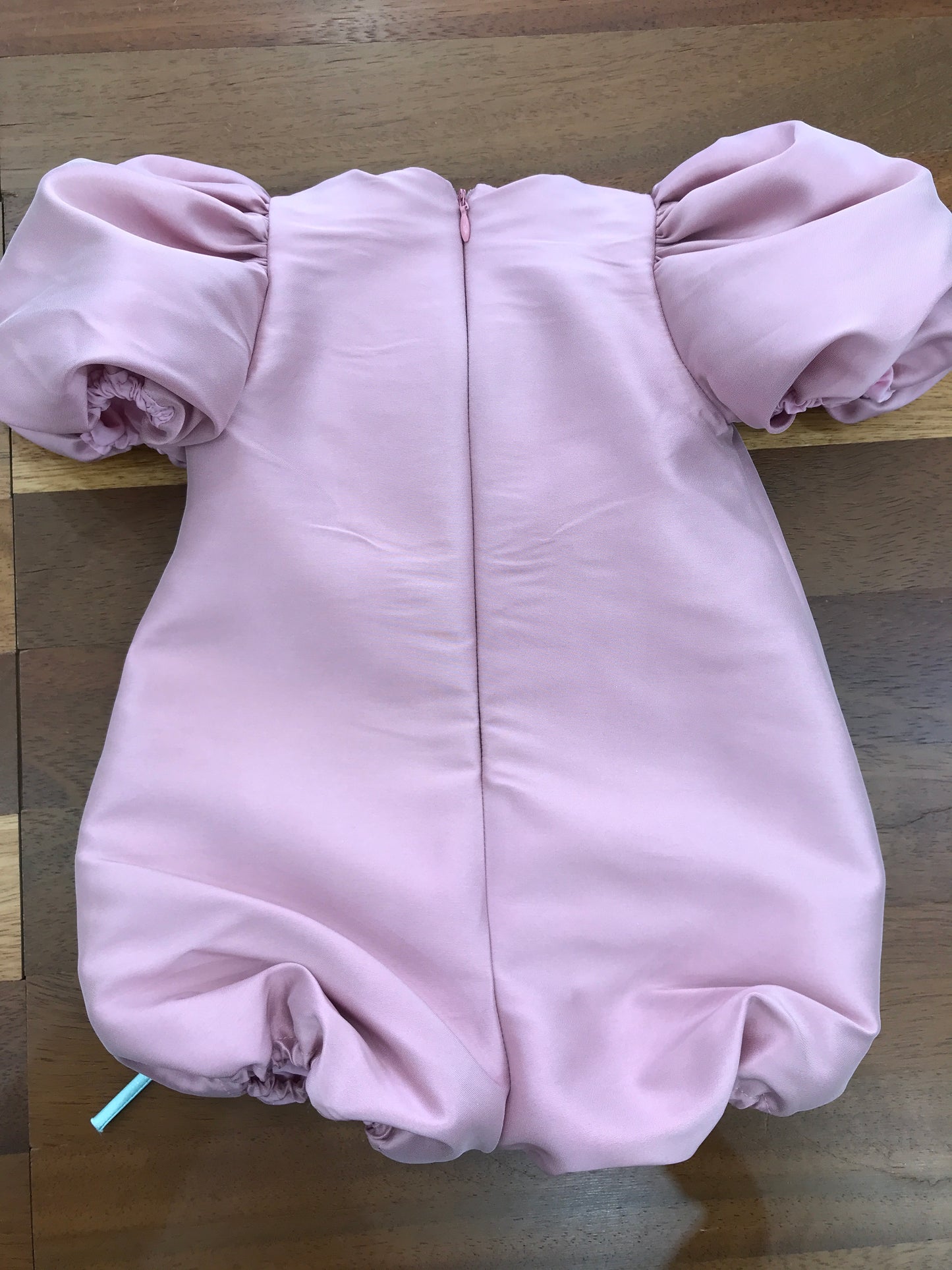 Pagliaccetto a'lapage in seta manica a sbuffo con fiori in tulle e stelo con zip sul retro