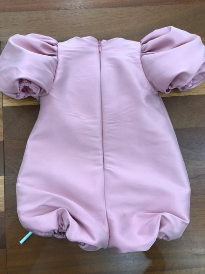 Pagliaccetto a'lapage in seta manica a sbuffo con fiori in tulle e stelo con zip sul retro