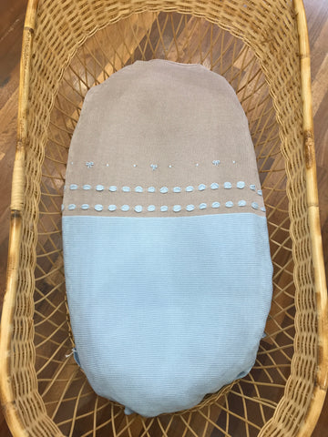 Coperta Baby Lord in filo bicolore celeste e tortora con passanastro con fiocchetti e pois ricamati