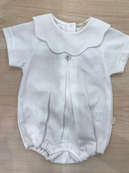 Pagliaccetto Baby Gi in cotone mezza manica con collo smerlato con rusche in piquet