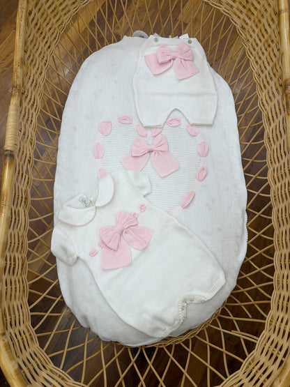 Coordinato Baby Lord in filo bianco con fiocchi rosa e passanastro