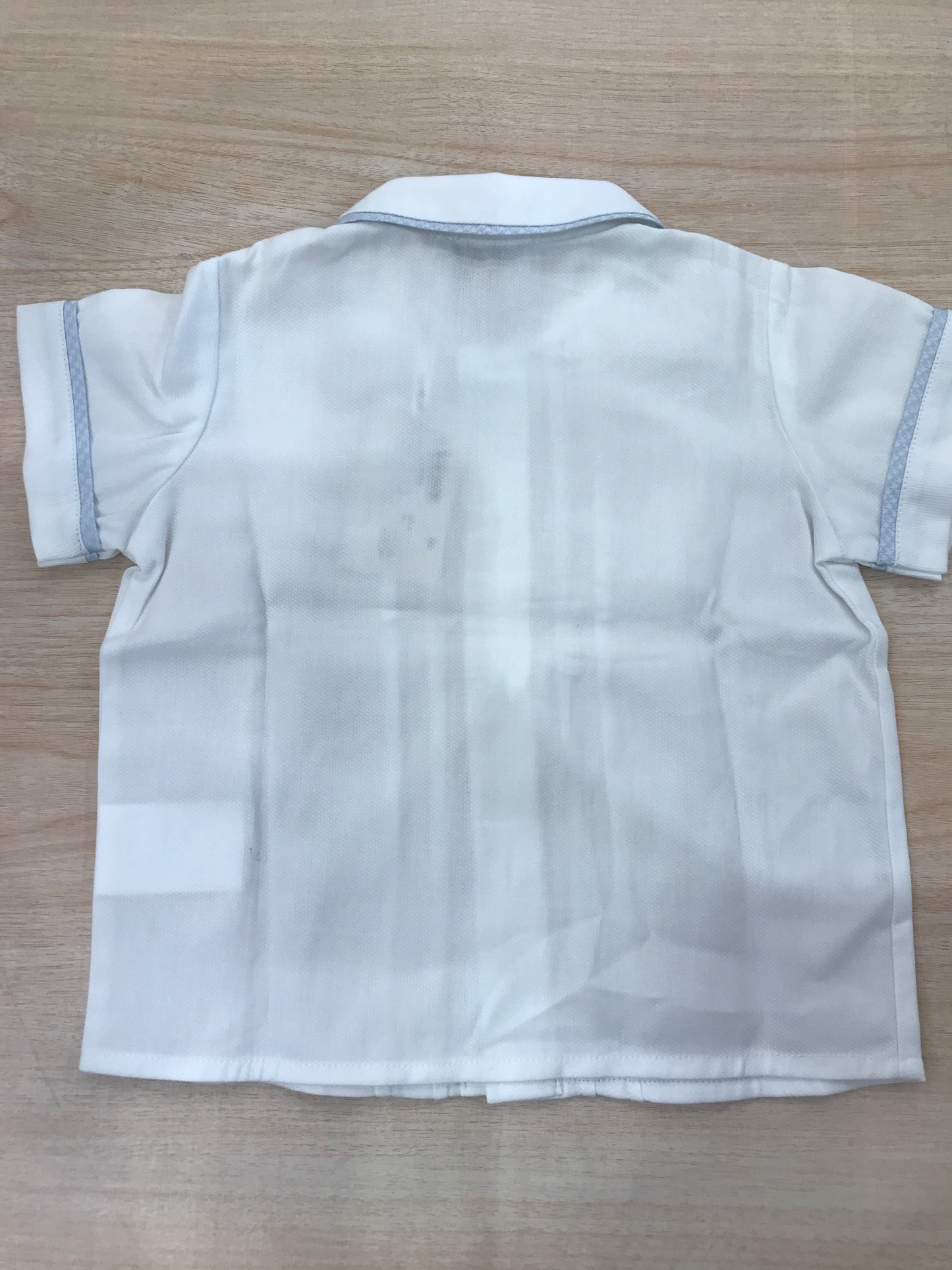Camicia Colibrì mezza manica in cotone bianca con pieghe con con rifiniture celesti e pois sul davanti