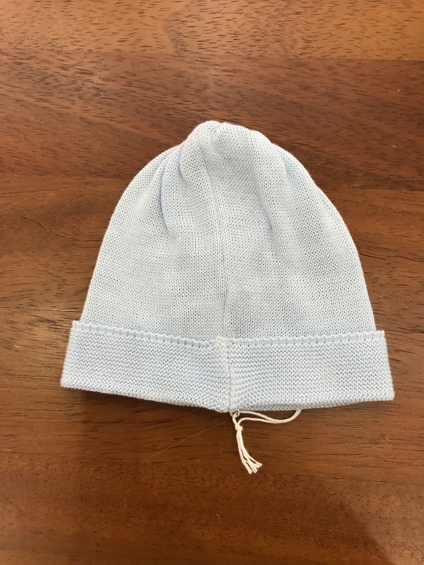 Cappello Baby Lord in filo celeste con lavorazione di punto smock bianco