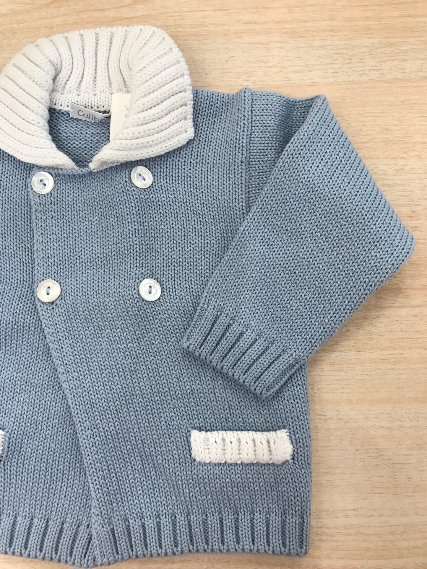 Cardigan Colibrì in filo celeste con colletto bianco e tasche rifinite bianche
