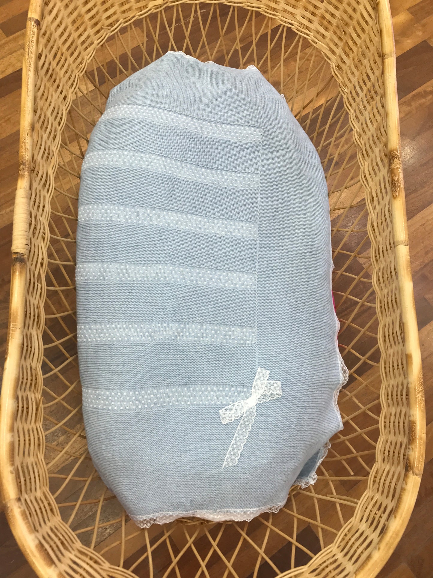 Coperta PCS con applicazione di valancienne al bordo pois bianchi sul davanti e fiocchetto laterale