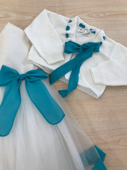 Abito Piccola Giuggiola in tulle bianco mezza manica con fiocchetti sul davanti con cardigan di filo con fiocchetto