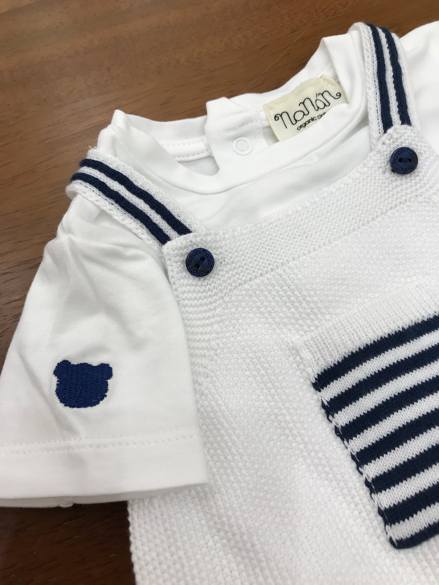 Pagliaccetto Nanan in filo bianco con dettagli in blu maglietta di cotone abbinata mezza manica