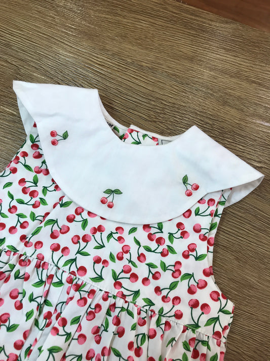 Pagliaccetto Alle's smanicato bianco con piccole ciliegine rosse e verdi colletto smerlato con piccole ciliegine in rilievo ricamate