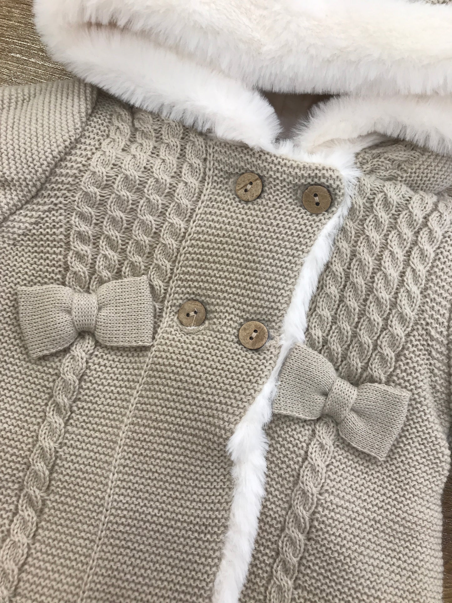 Cappotto PCS tortora con pelliccia intera bianca con lavorazione di trecce e due piccoli fiocchetti