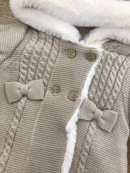 Cappotto PCS tortora con pelliccia intera bianca con lavorazione di trecce e due piccoli fiocchetti