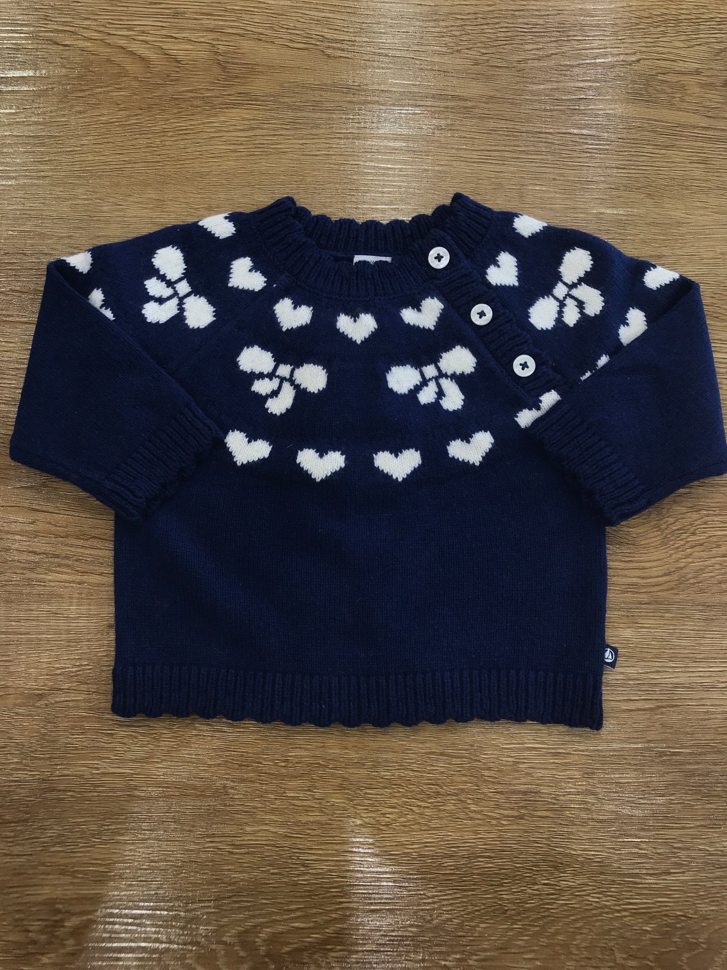 Maglioncino Petit Bateau blu scuro con cuoricini e fiocchetti bianchi ricamati con piccoli bottoncini laterali