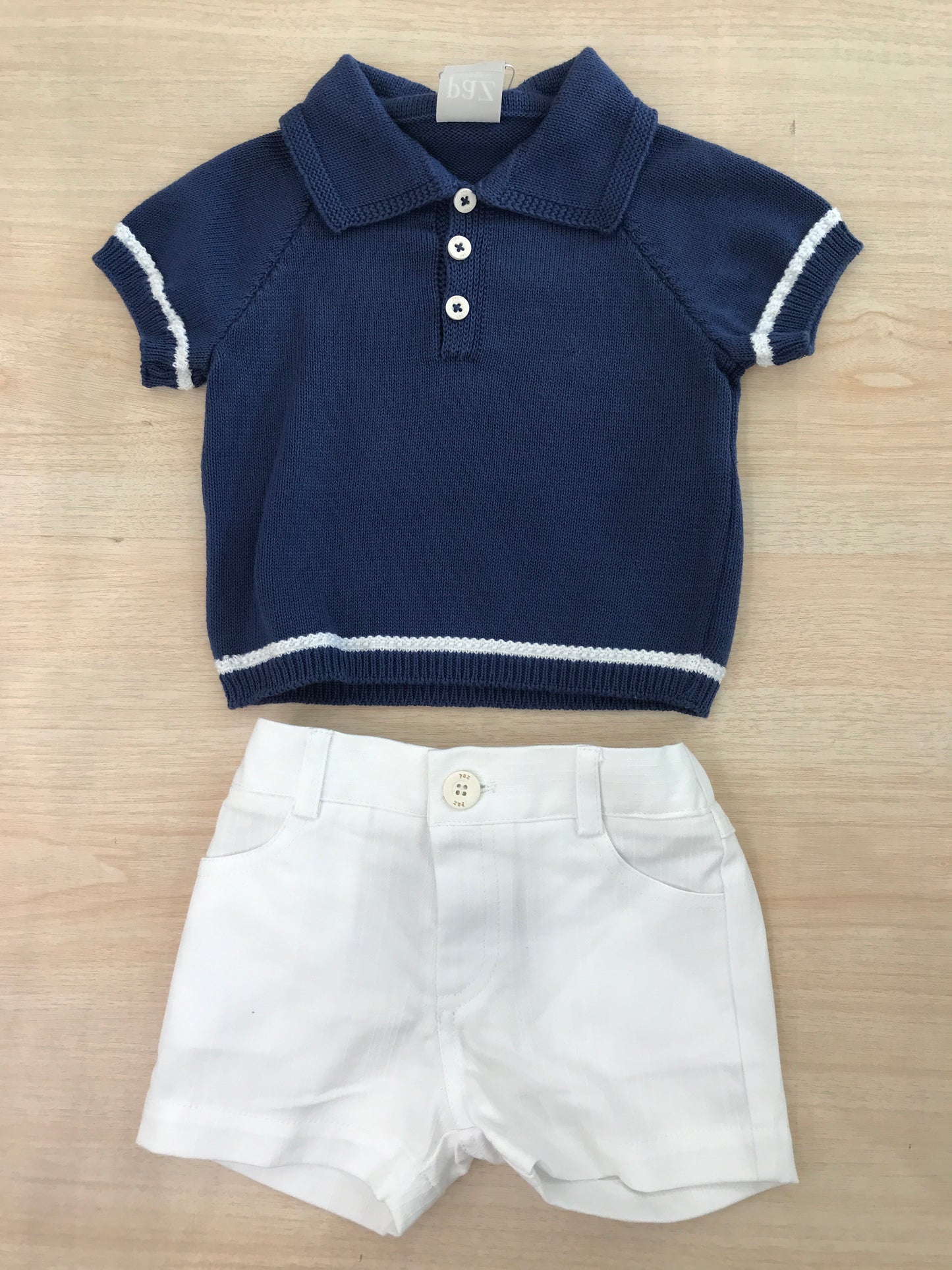 Completo Paz Rodriguez t-shirt in filo blu con profilo bianco con bottoncini con pantalone corto bianco con tasche