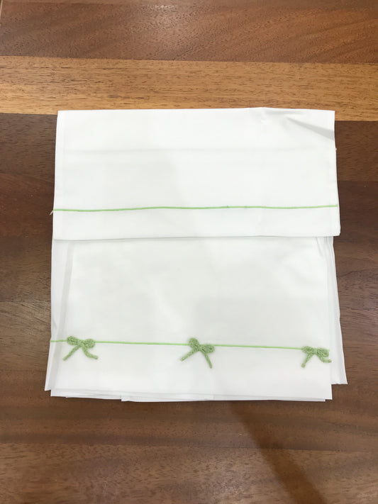 Lenzuolino Colori Chiari in cotone bianco con ricami e fiocchetti in verde