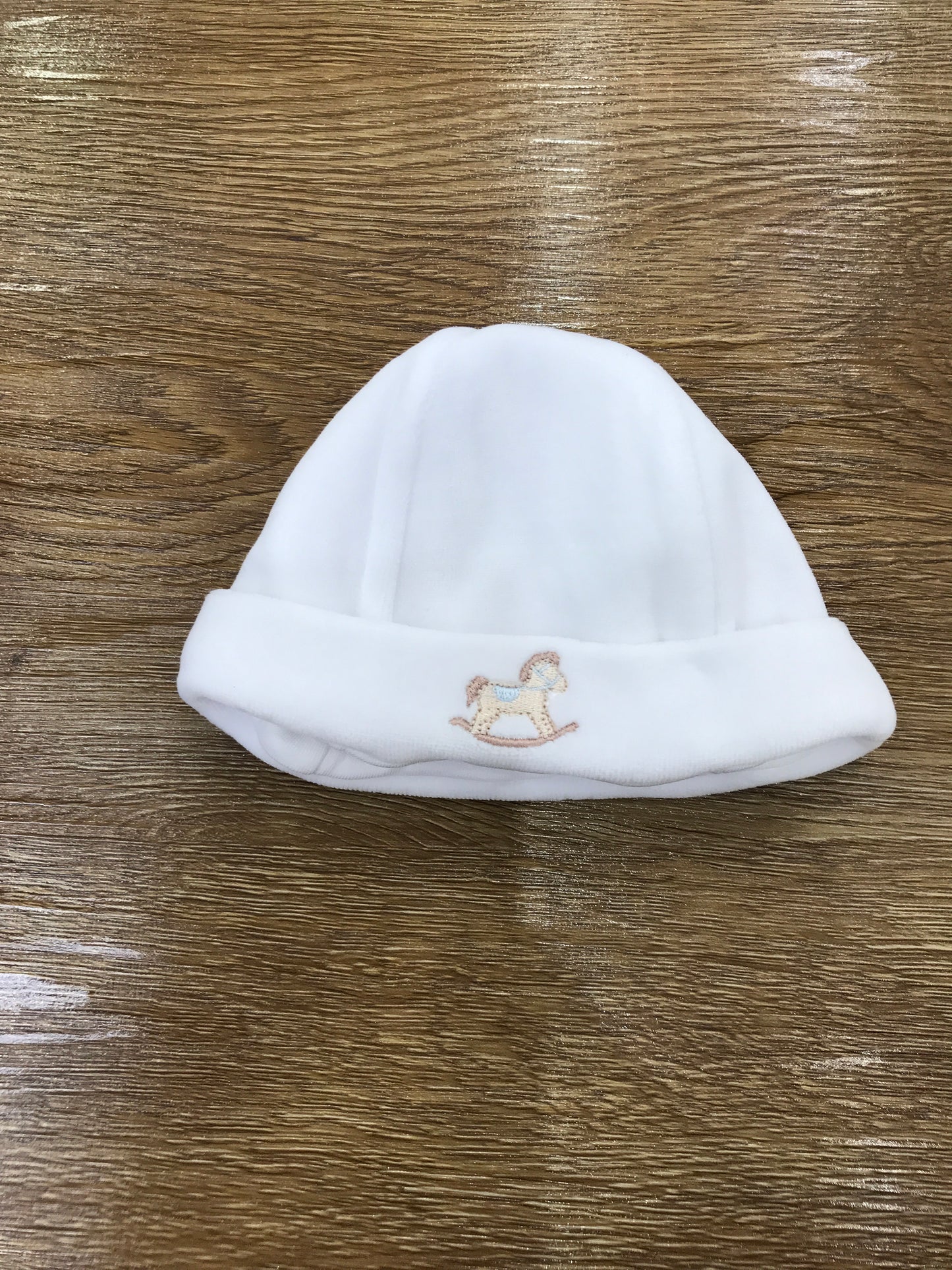 Cappello Baby Gi in ciniglia bianco con cavallo a dondolo ricamato