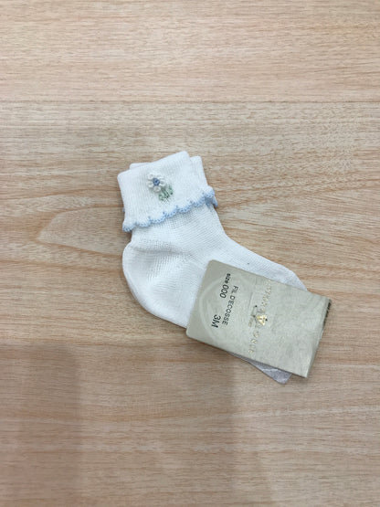 Calzino Story Loris in filo bianco con smerlo celeste con margherita ricamata a mano