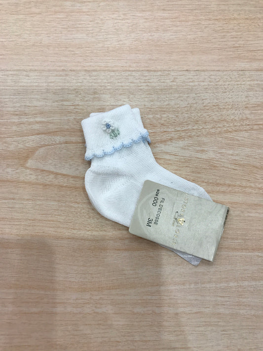 Calzino Story Loris in filo bianco con smerlo celeste con margherita ricamata a mano