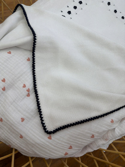 Coperta Colibrì in filo bianca con bordo rifinito in blu scuro con riquadro creato da fiorellini e pois blu