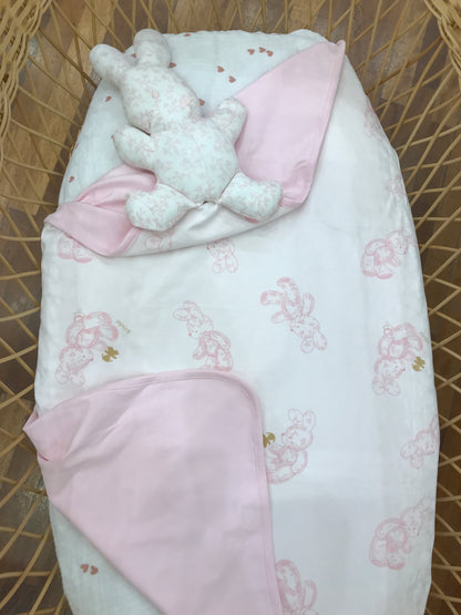 Coperta Le Bebè in cotone rosa con coniglietti su tutt'essa e coniglio peluche applicato lateralmente