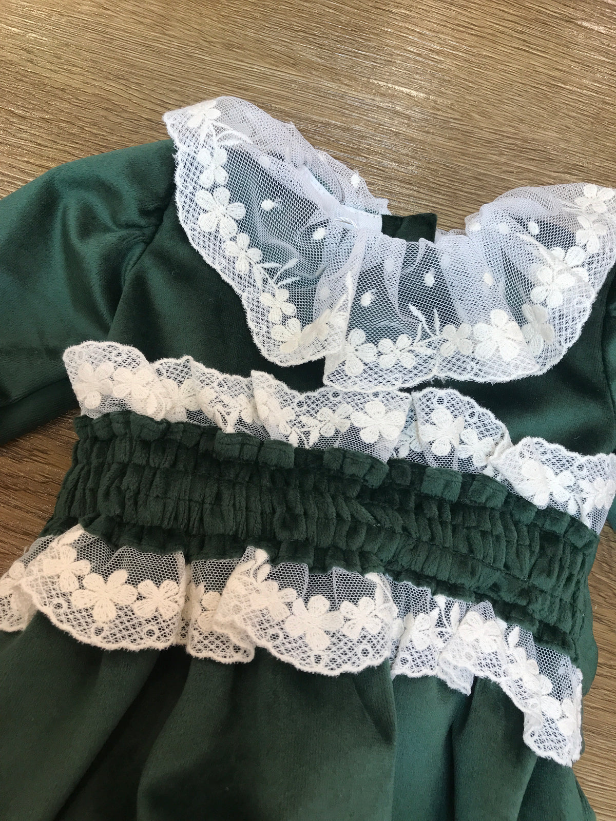 Pagliaccetto Fofettes verde in velluto con rusche in pizzo applicata anche al centro fascia con fiocco sul retro