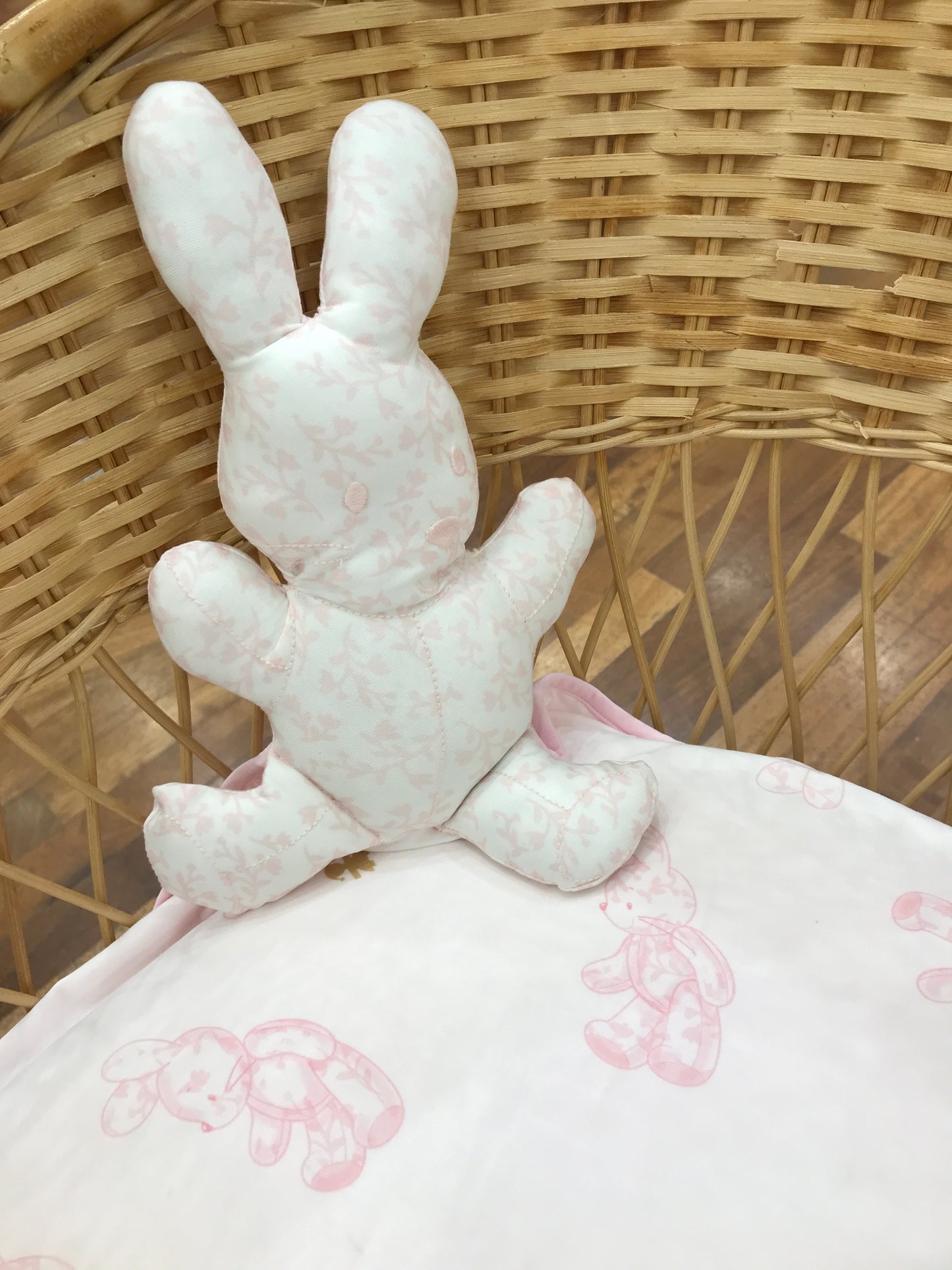Coperta Le Bebè in cotone rosa con coniglietti su tutt'essa e coniglio peluche applicato lateralmente