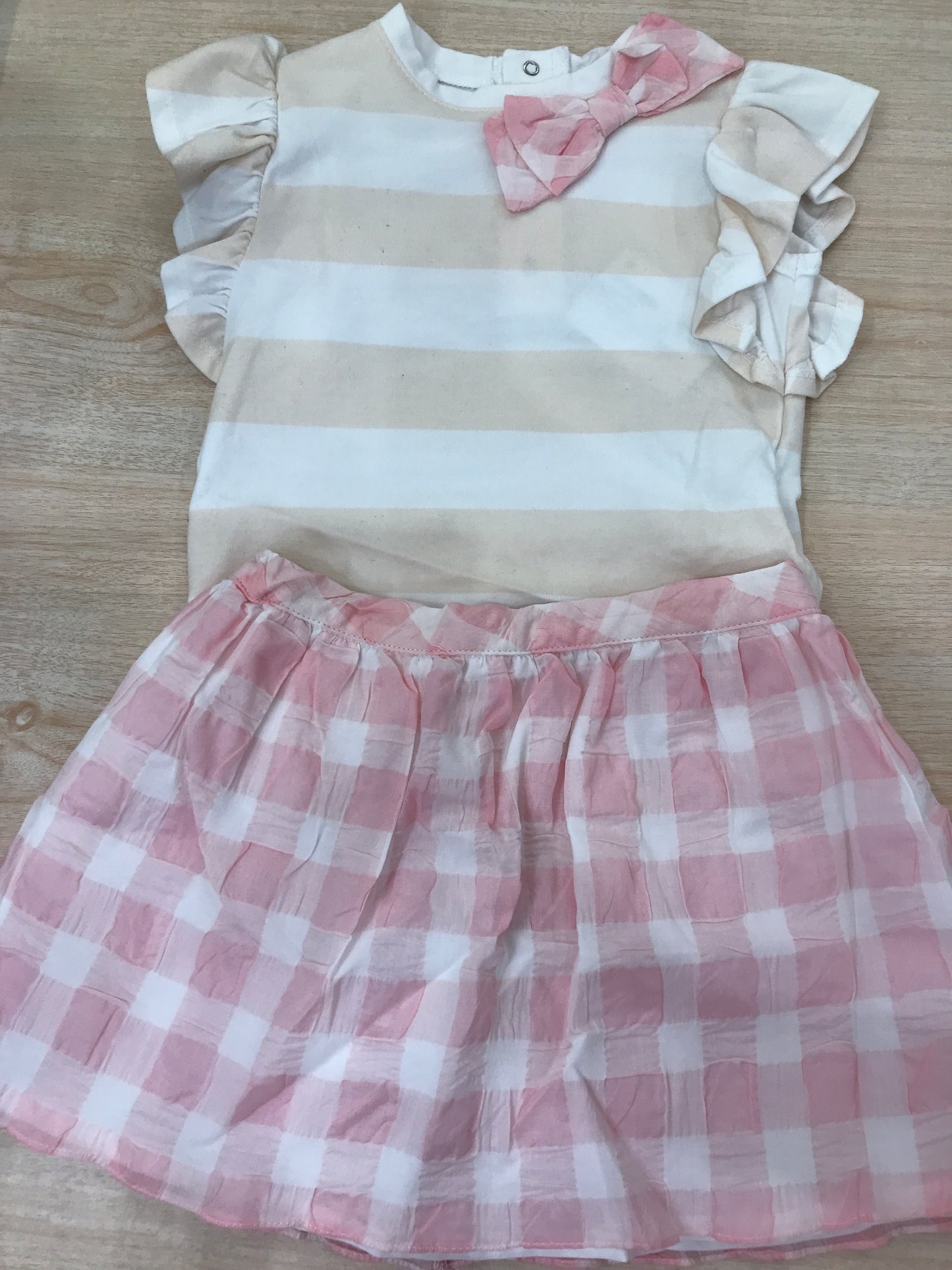 Completo Coccodè in cotone gonna a quadretti con t-shirt beige bianca a righe con rusche con fiocchetto laterale