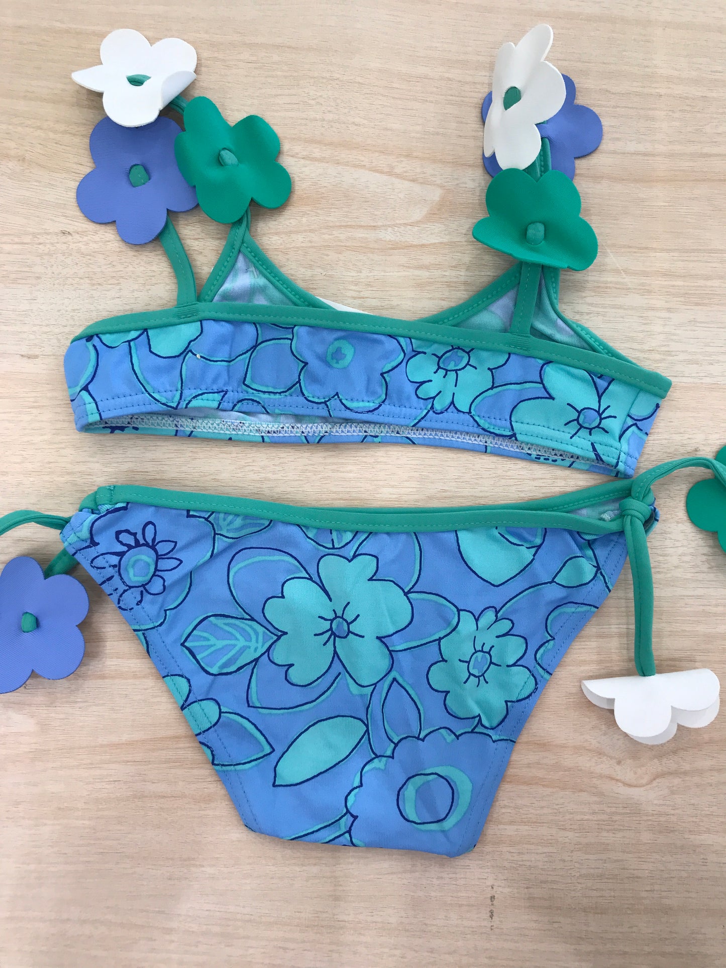 Costume Al Agua Patos due pezzi celeste con fiori verdi e celesti anche in rilievo