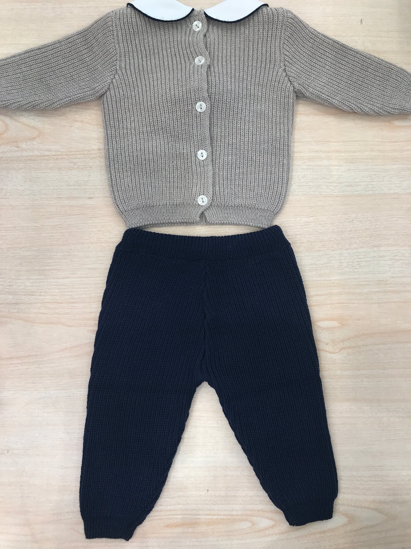 Tutina Baby Lord in lana due pezzi tortora e blu scuro con fiocco centrale e colletto rifinito in blu