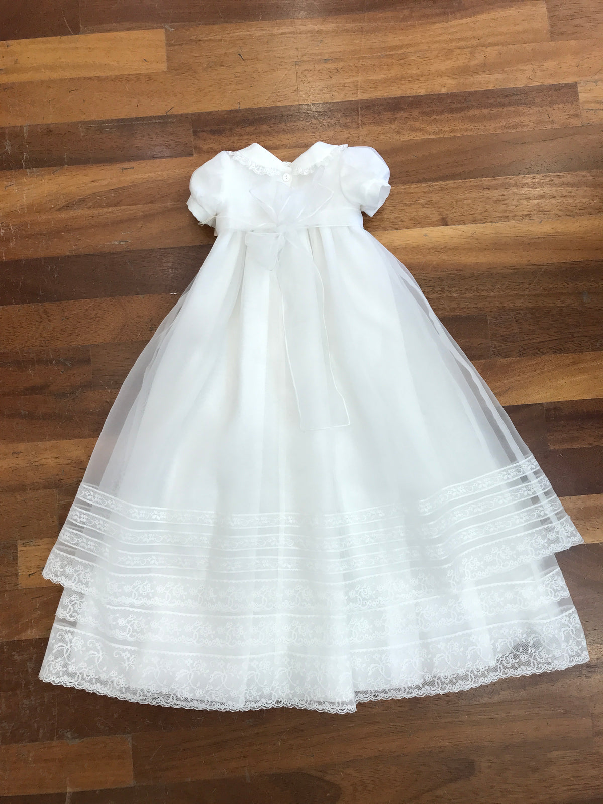 Abito lungo Pure in tulle con strati in battista di cotone con pizzo lavorato sulla gonna e sul corpetto mezza manica con fascia in vita