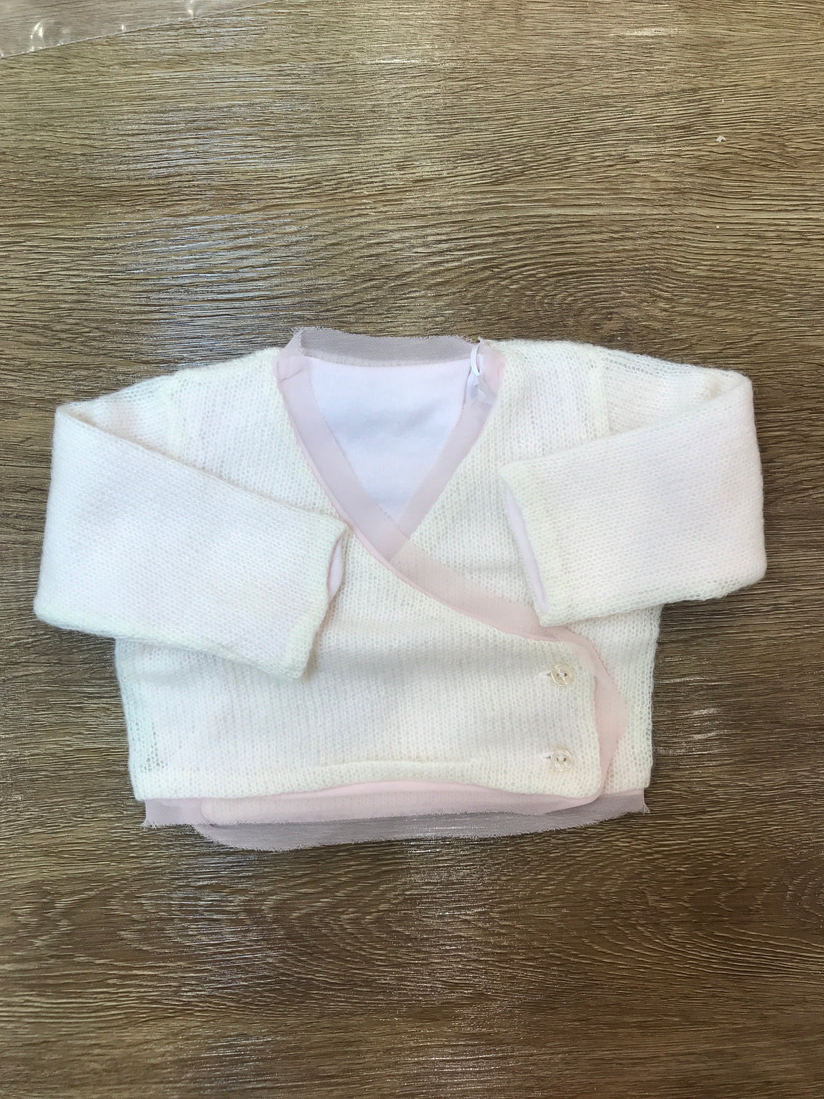 Cardigan Nanan in lana panna con tulle rosa incrociatina con piccoli bottoncini