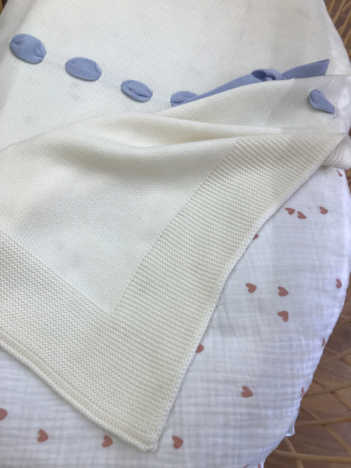 Coperta Baby Lord in lana panna con passanastro celeste e fiocco