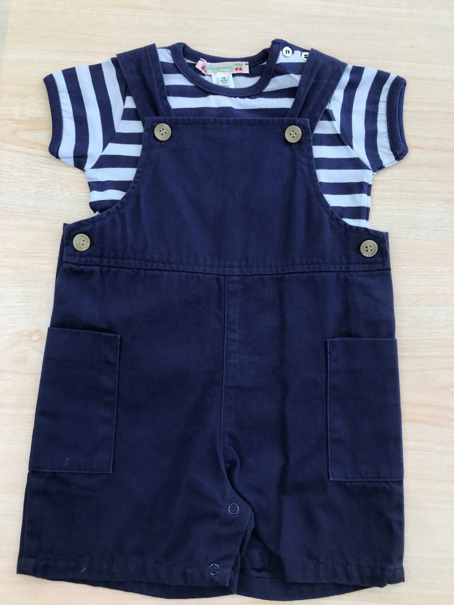 Completo BonPoint in cotone salopette con bretelle blu scuro con tasconi laterali con t-shirt a righe bianche e celesti mezza manica